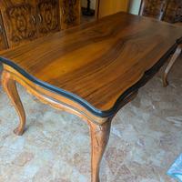 Grande tavolo in radica di noce stile classico