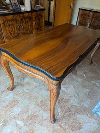 Grande tavolo in radica di noce stile classico