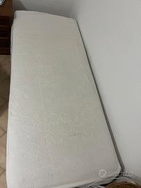 Letto singolo completo di rete a doghe e materasso
