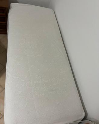 Letto singolo completo di rete a doghe e materasso