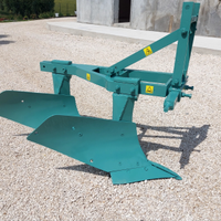 Trattore con aratro bivomero