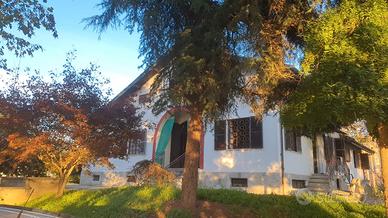 Villa con parco e capannone box area equestre
