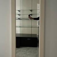 Specchio con cornice in legno