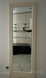 Specchio con cornice in legno