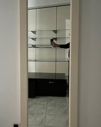 Specchio con cornice in legno