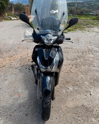 Honda Sh 125i incidentato
