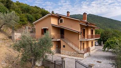 Villa di 220 m² con più di 5 locali a Mompeo