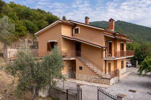 Villa di 220 m² con più di 5 locali a Mompeo