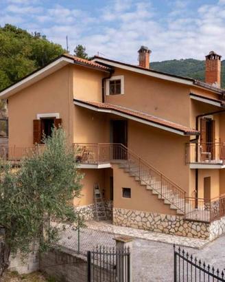 Villa di 220 m² con più di 5 locali a Mompeo