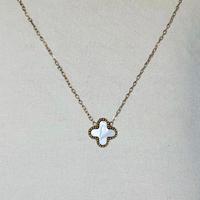 Collana dorata Y2K con quadrifoglio madreperla