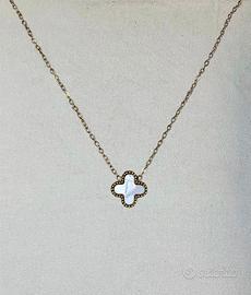 Collana dorata Y2K con quadrifoglio madreperla
