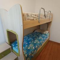 Letto a castello con scala mobile e pianerottolo.