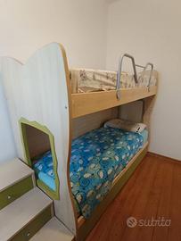 Letto a castello con scala mobile e pianerottolo.