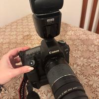 Canon EOS 5D Mark II con flash