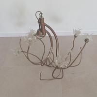 Lampadario in ferro battuto con fiori in vetro