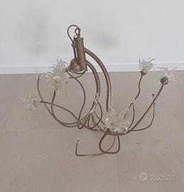 Lampadario in ferro battuto con fiori in vetro