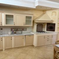 Cucina in legno con top in mutatura