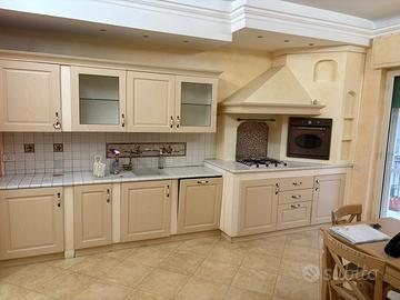 Cucina in legno con top in mutatura