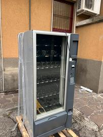 Distributore automatico snack e bevande fresche