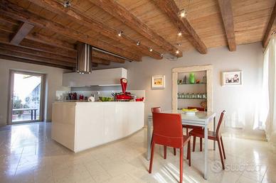 Rustico / Casale di 323 m² con 5 locali e box auto