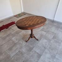 Tavolino i  legno ovale con scacchiera intarsiata