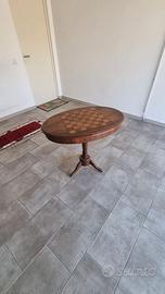 Tavolino i  legno ovale con scacchiera intarsiata