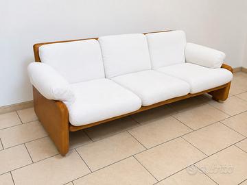Divano pelle 3 posti color cuoio e cuscini bianchi