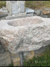 Fontana in roccia rosa