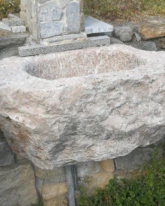 Fontana in roccia rosa