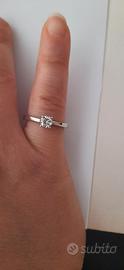 Anello solitario SZUL in oro bianco con diamante