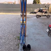 scii salomon con scarponi e bacchette