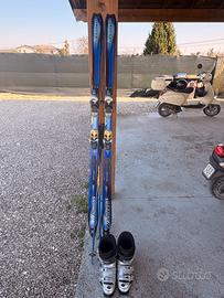 scii salomon con scarponi e bacchette