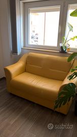 Divano giallo in ecopelle