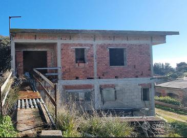 Villetta in costruzione a rustico con giardino