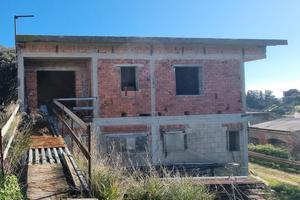 Villetta in costruzione a rustico con giardino
