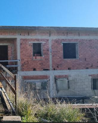 Villetta in costruzione a rustico con giardino