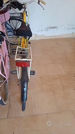 bicicletta di colore giallo usata