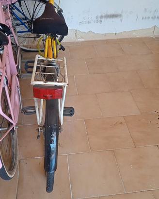 bicicletta di colore giallo usata
