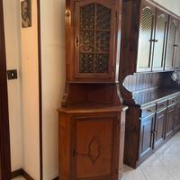 Angoliera in legno con vetrina