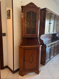 Angoliera in legno con vetrina