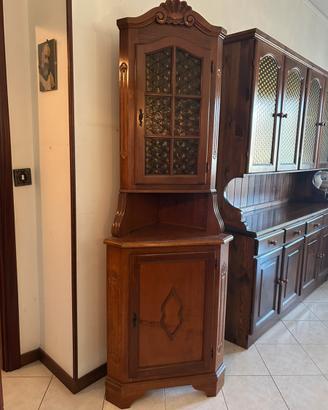 Angoliera in legno con vetrina
