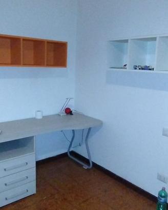 Scrivania con cassettiera