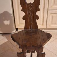 Sedie antiche in legno intagliato.