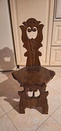 Sedie antiche in legno intagliato.