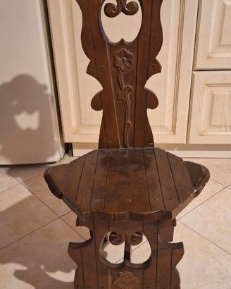 Sedie antiche in legno intagliato.