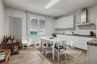 Villa di 200 m² con più di 5 locali e posto auto a