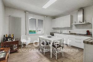 Villa di 200 m² con più di 5 locali e posto auto a