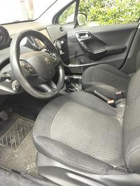 Peugeot 208 disel anno 2017 km. 144.000 cambio 5 m