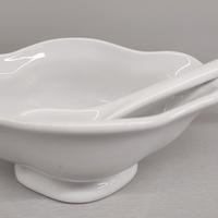 Salsiera in ceramica bianca con cucchiaio