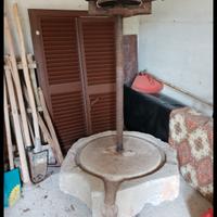 antico torchio da vino in pietra